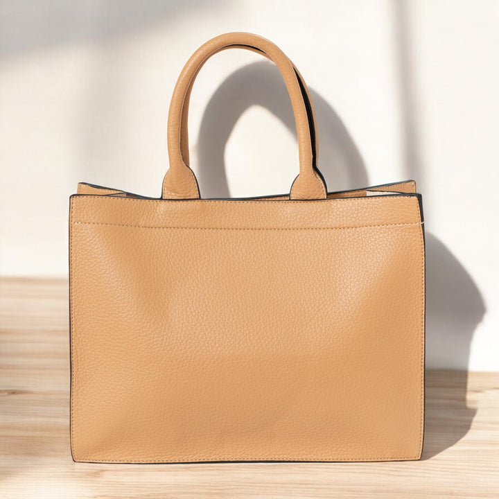 Imagen del Bolso Gassman en color camel, destacando su acabado en piel de alta calidad

