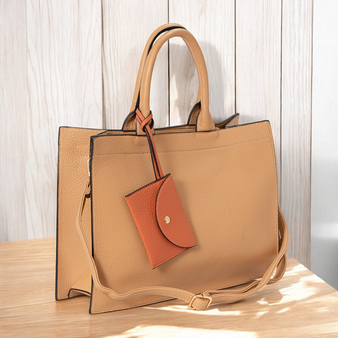 Fotografía del Bolso Gassman en color camel, destacando su diseño compacto y elegante

