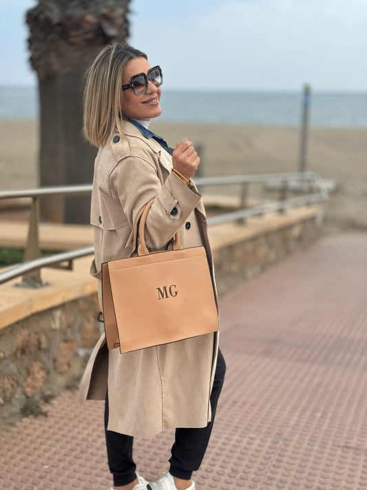 Vista frontal del Bolso Gassman en piel color camel con iniciales bordadas

