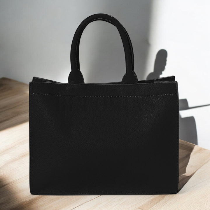Detalle del Bolso Gassman en negro, combinando exclusividad y funcionalidad

