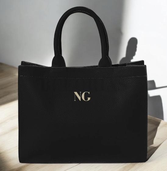 Detalle del Bolso Gassman en negro, resaltando su estilo atemporal y opción de personalización

