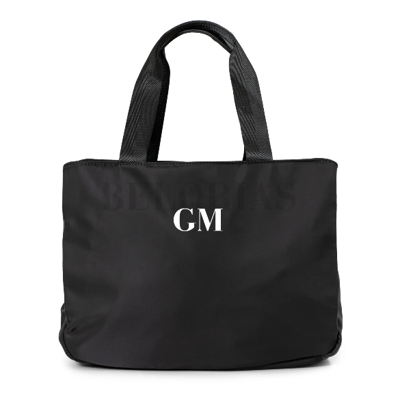 Vista frontal del Bolso Marise en color negro, destacando su diseño italiano y cadena dorada

