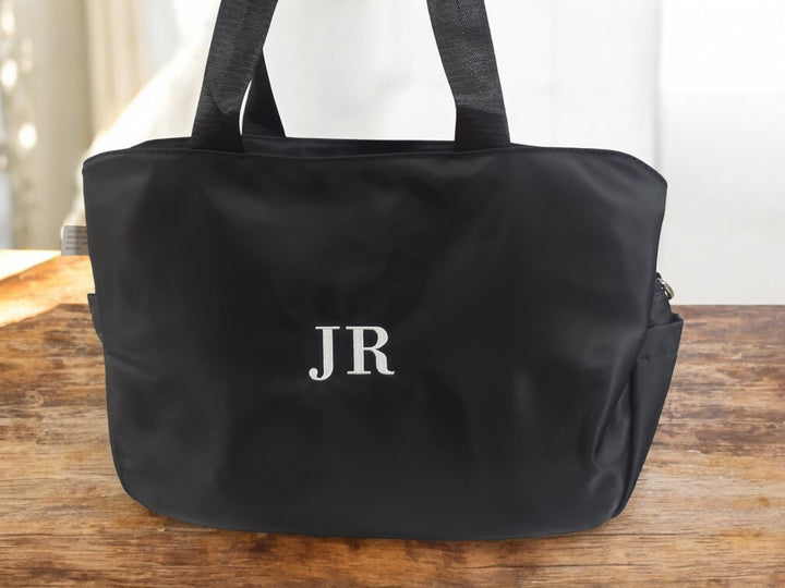 Detalle del Bolso Marise en negro, resaltando su estilo atemporal y sofisticado

