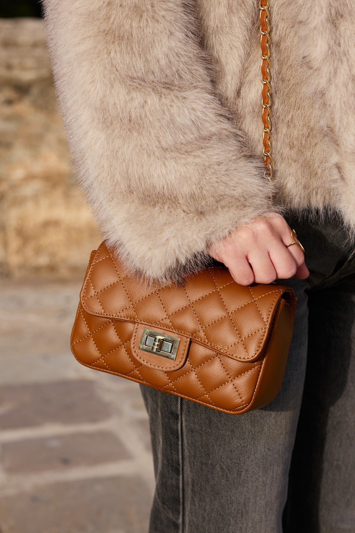 Detalles en oro y costuras del bolso de piel Accardi

