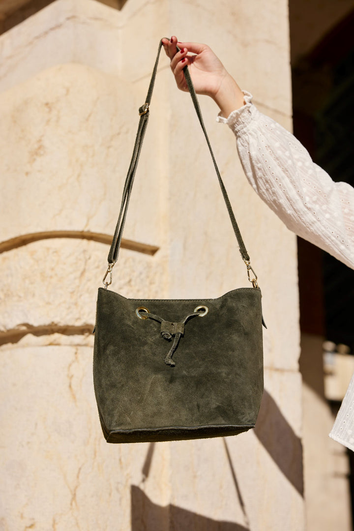 Diseño italiano con bordado artesanal: bolso Puccini
