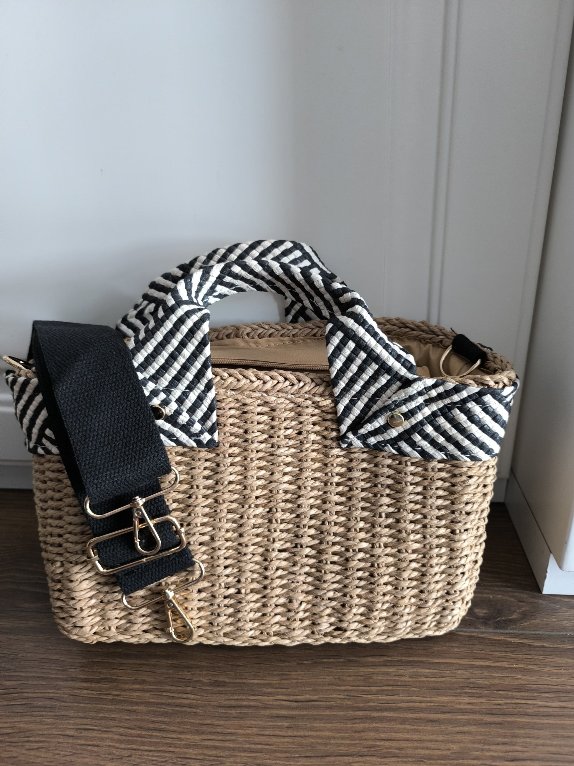 Asas acolchadas con estampado geométrico blanco y negro del Capazo Freire