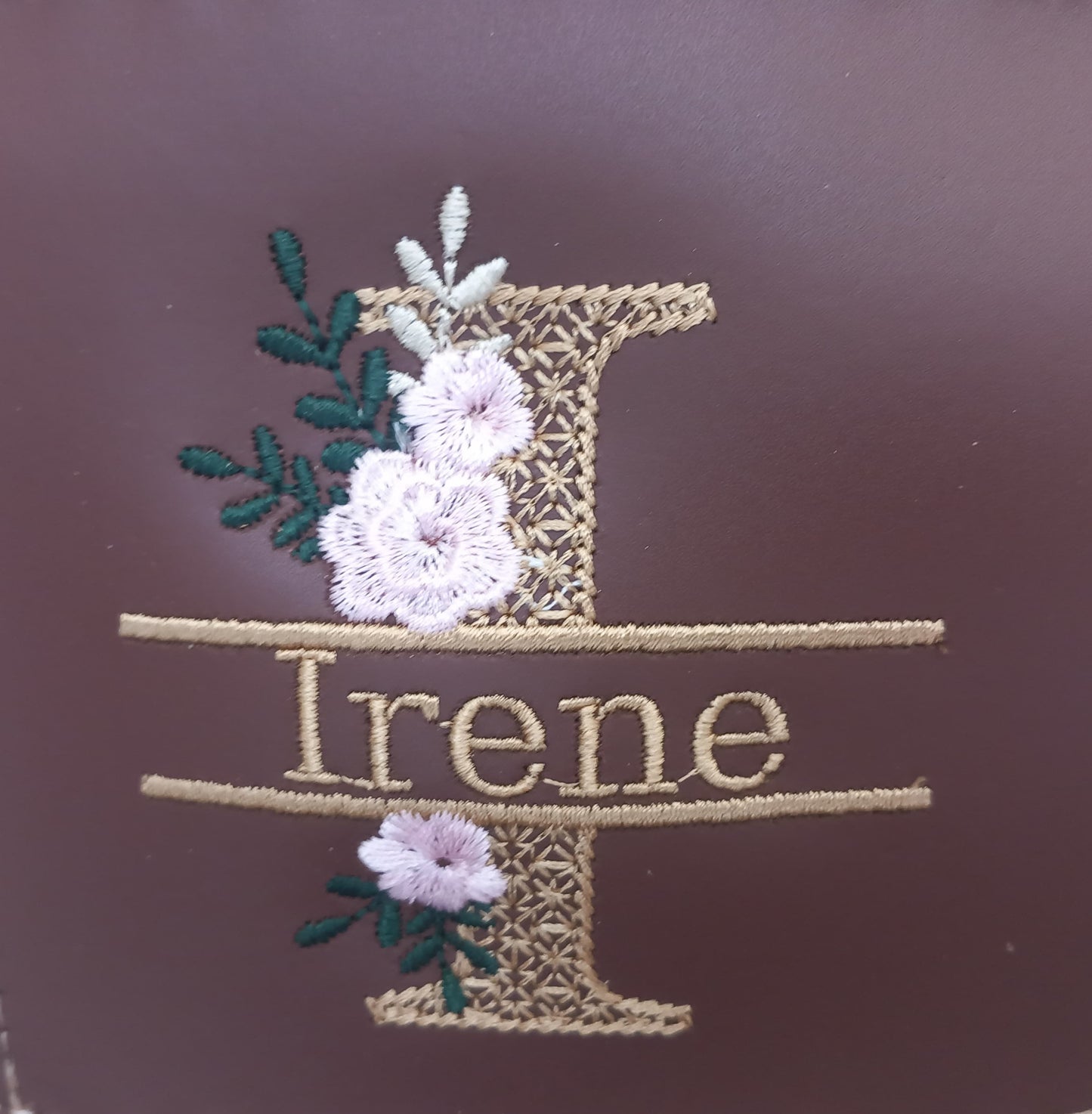 Detalle de inicial personalizada en capazo de fibra natural.

