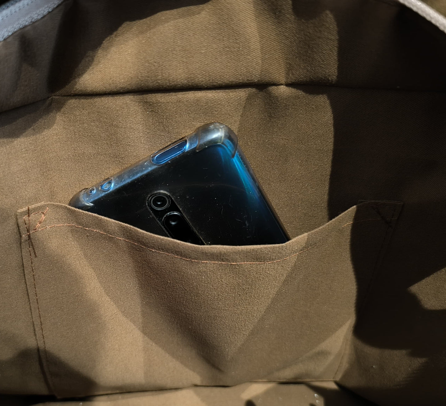 Primer plano de bordado floral en bolso de palma.

