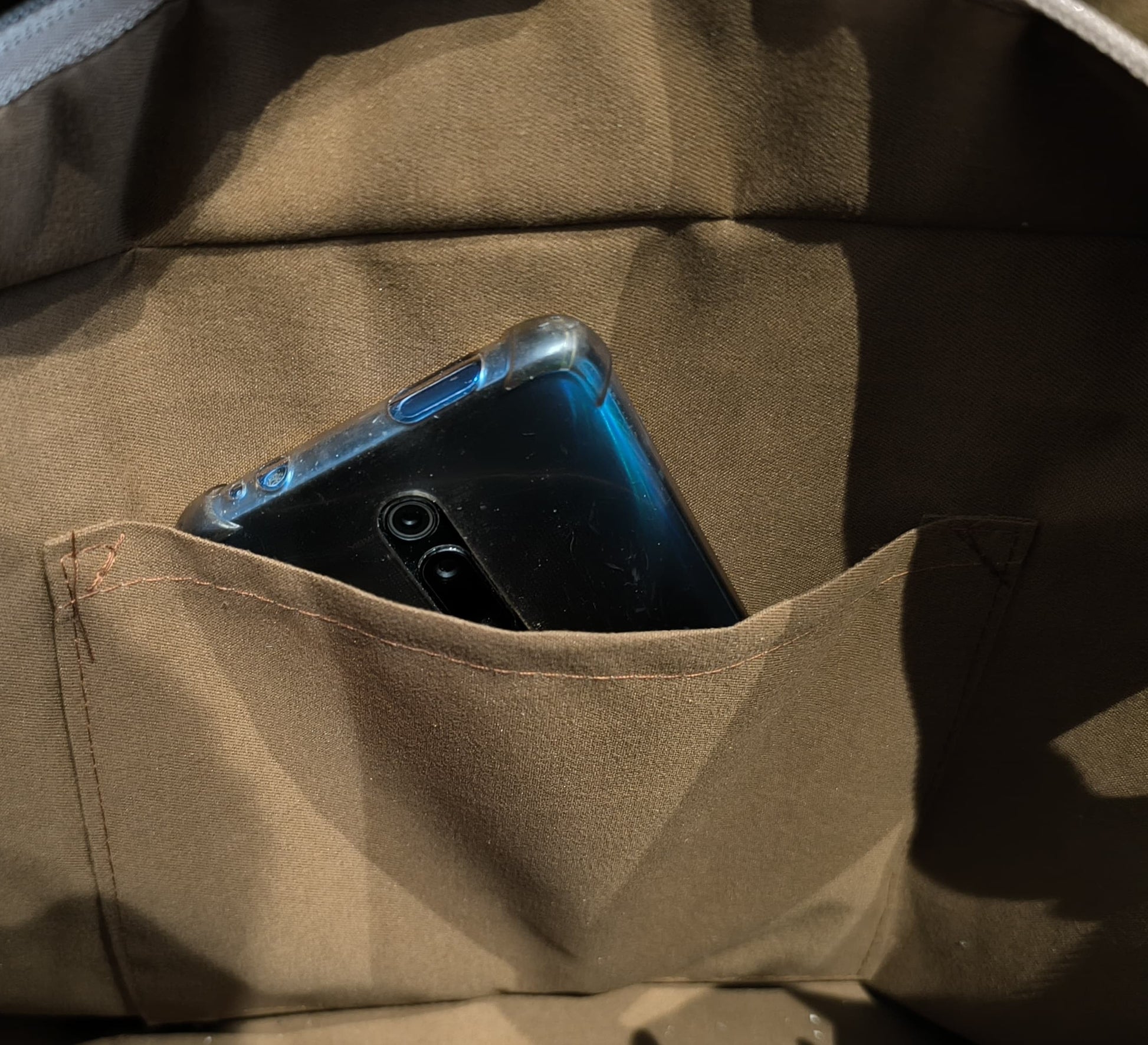Primer plano de bordado floral en bolso de palma.

