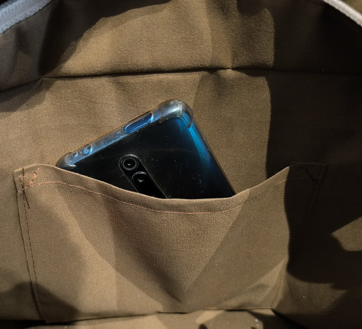 Primer plano de bordado floral en bolso de palma.

