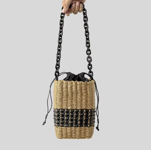 Un bolso con esencia natural y diseño moderno, ideal para looks chic.


