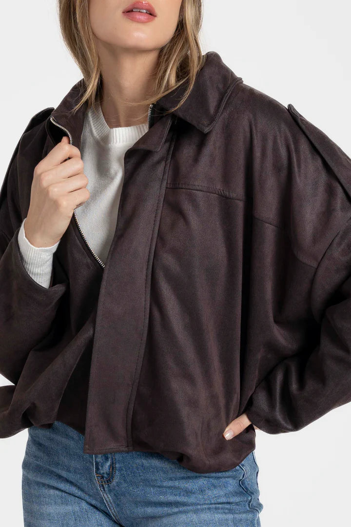 Mujer con chaqueta marrón efecto ante combinada con jeans