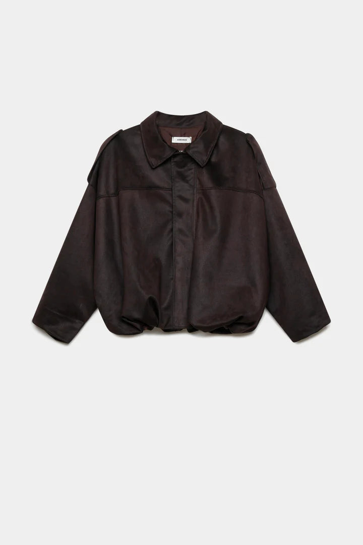 Outfit femenino con chaqueta marrón estilo casual