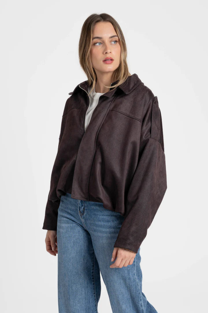 Detalle del cuello solapa en chaqueta efecto ante mujer