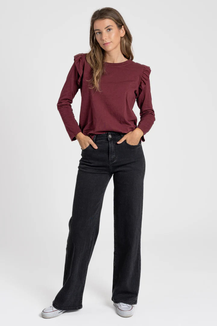 Detalle de volantes en los hombros de camiseta de algodón para mujer