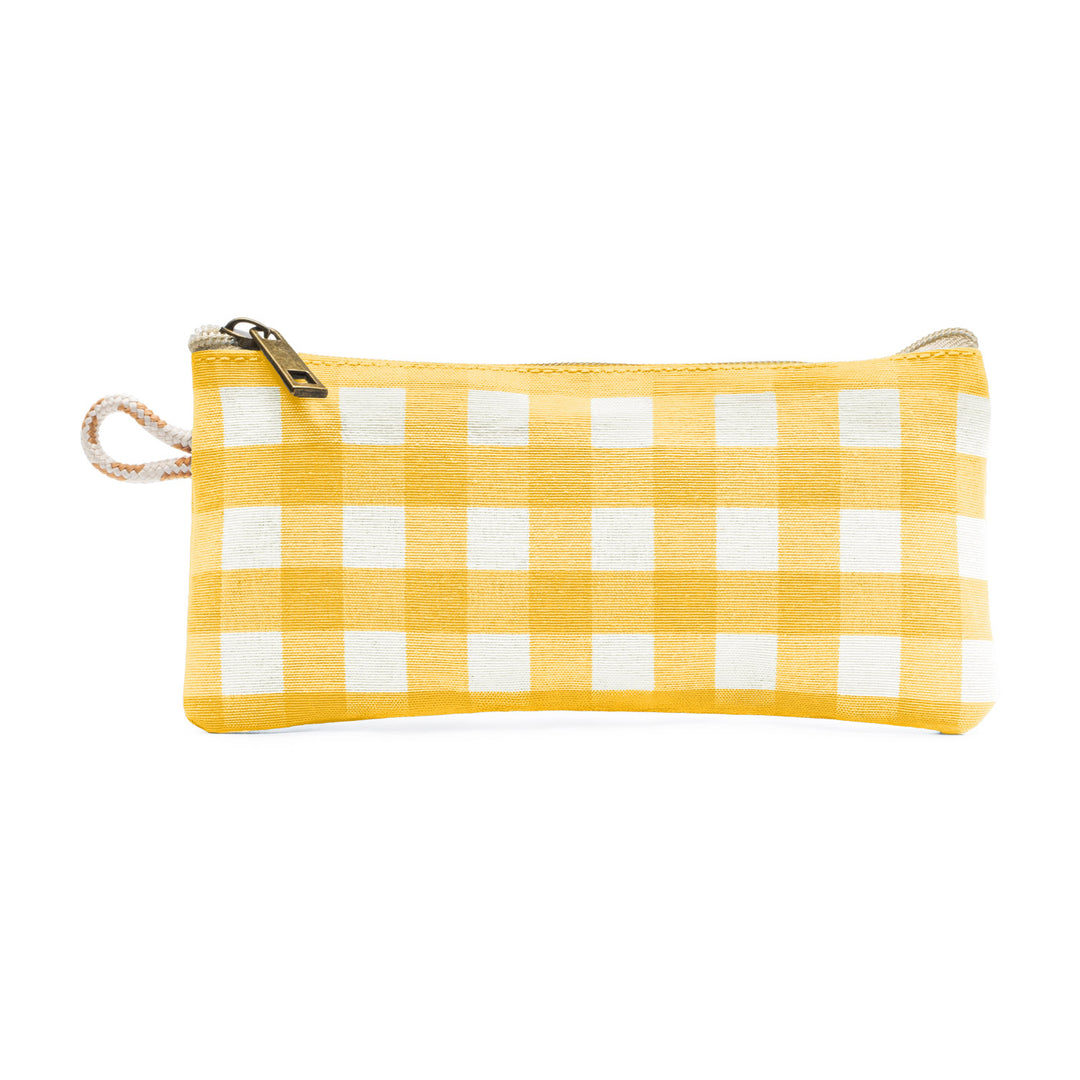 Estuche de cuadros vichy en color amarillo con cremallera dorada, ideal para verano.