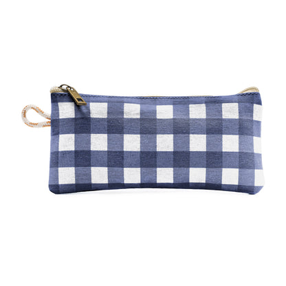 Estuche con estampado vichy azul marino, elegante y versátil para guardar esenciales.

