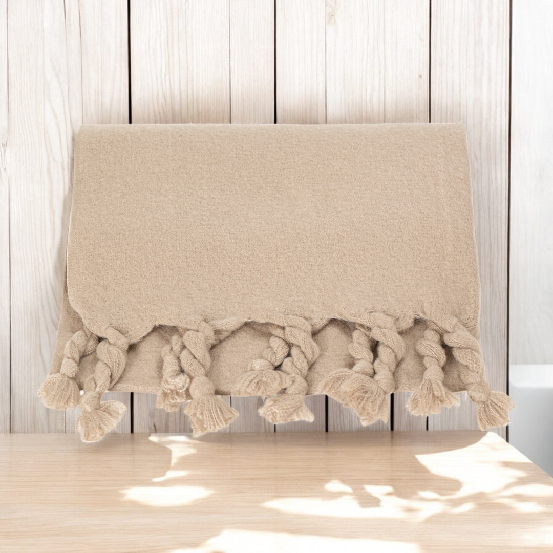 Foulard Vinci plano sobre superficie de madera mostrando su diseño exclusivo

