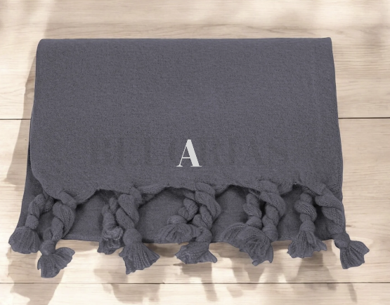 Foulard Vinci expuesto como pieza de colección sobre perchero minimalista

