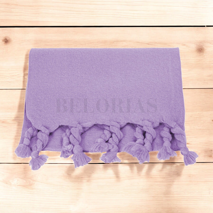 Foulard Vinci flotando con luz natural, mostrando su ligereza

