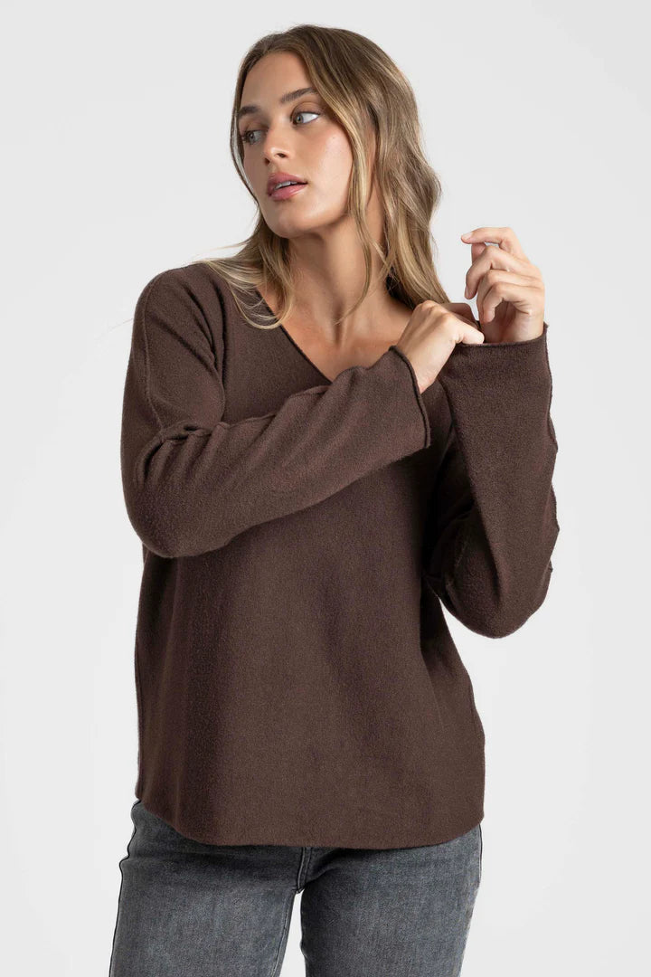 Outfit con jersey de cuello pico combinado con vaqueros