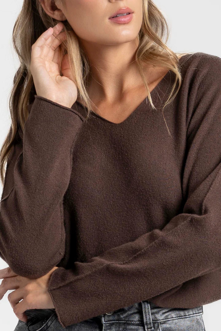 Mujer con jersey elegante de manga larga en tejido ligero