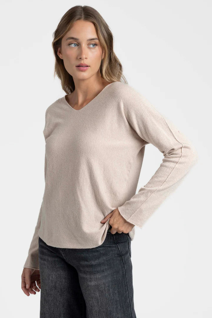 Jersey de punto fino beige para mujer con cuello pico