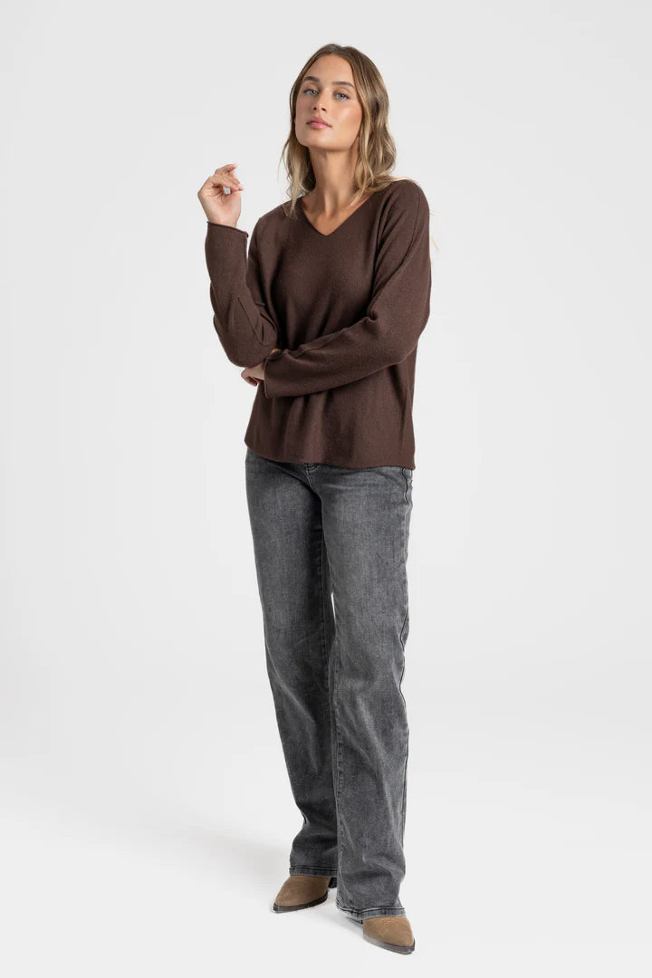 Jersey de punto fino marrón para mujer con cuello pico