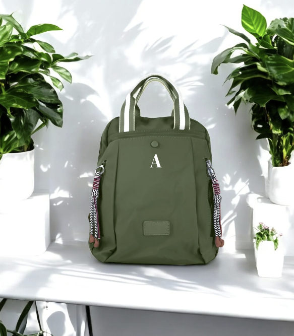 Mochila Alora de Belorias personalizada con iniciales bordadas artesanalmente

