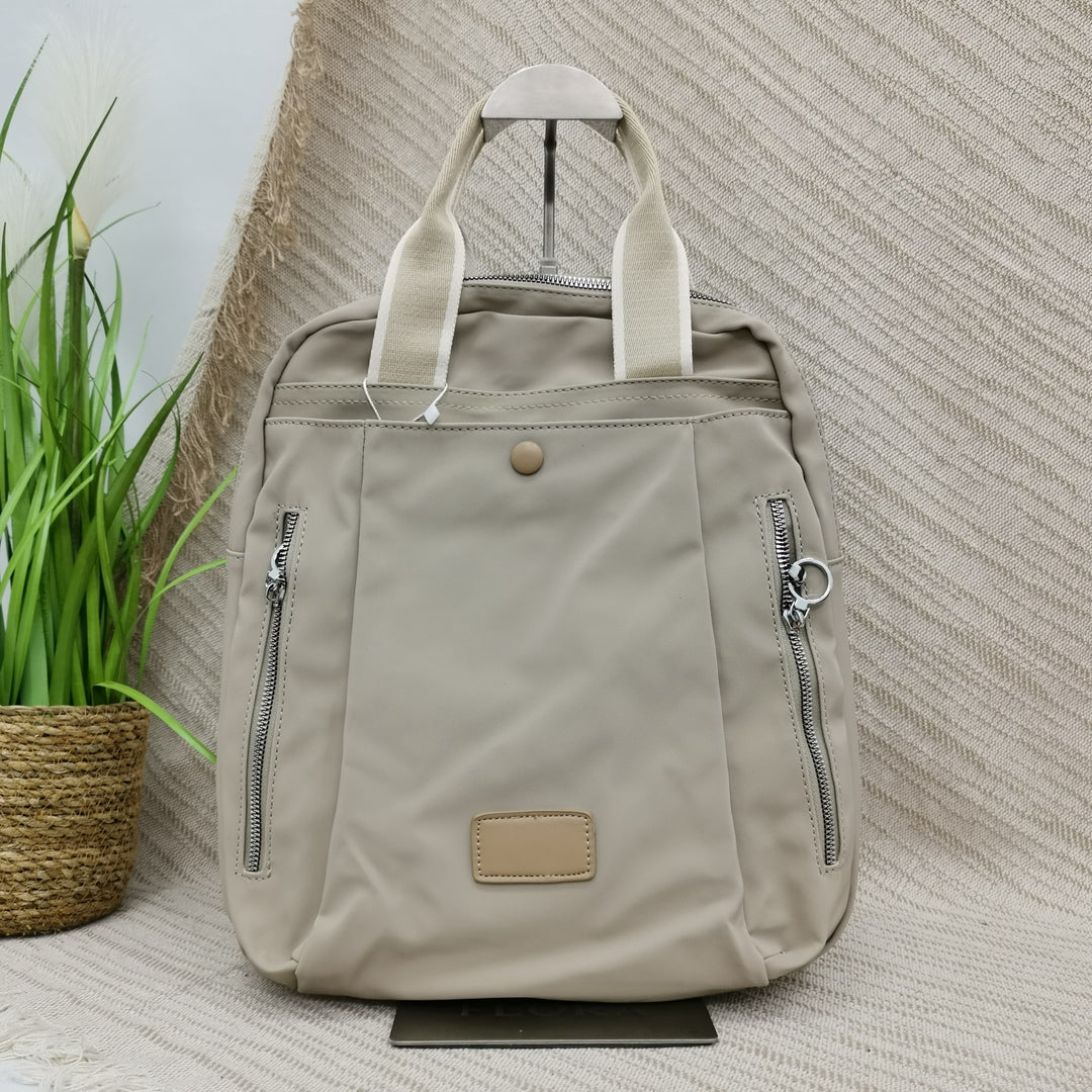 Mochila práctica con compartimentos accesibles y seguros

