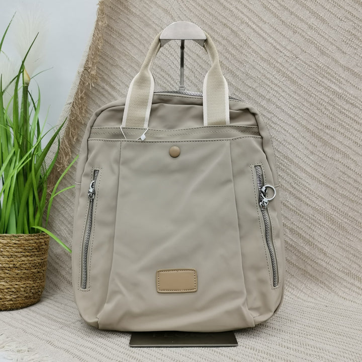 Mochila práctica con compartimentos accesibles y seguros

