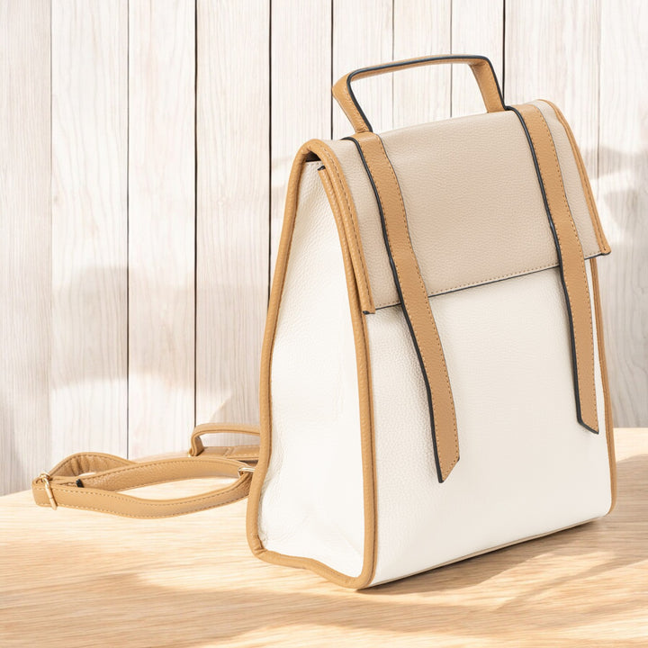 Detalle de la mochila Nicole en piel natural de alta calidad

