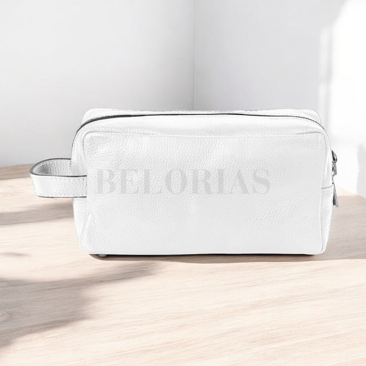 Estilo único: neceser Otto con diseño en piel y personalización con iniciales.

