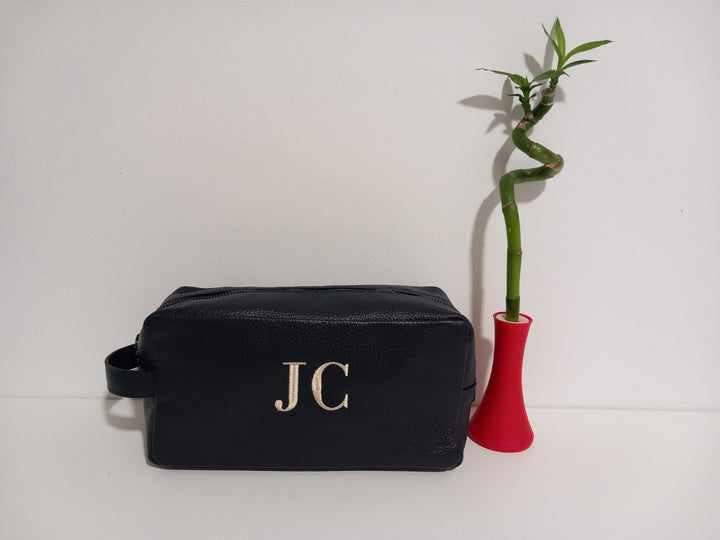 Neceser de viaje Otto hecho en piel con bordado personalizado de iniciales.

