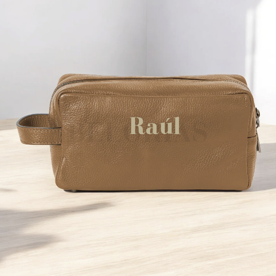 Personalización elegante: neceser Otto bordado con iniciales.

