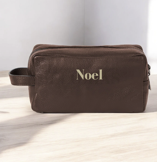 Bordado artesanal en el neceser Otto, ideal para regalar con estilo.


