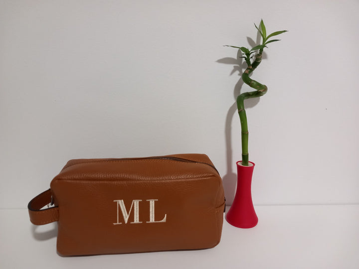 Neceser Otto elegante de piel con personalización con iniciales bordadas.

