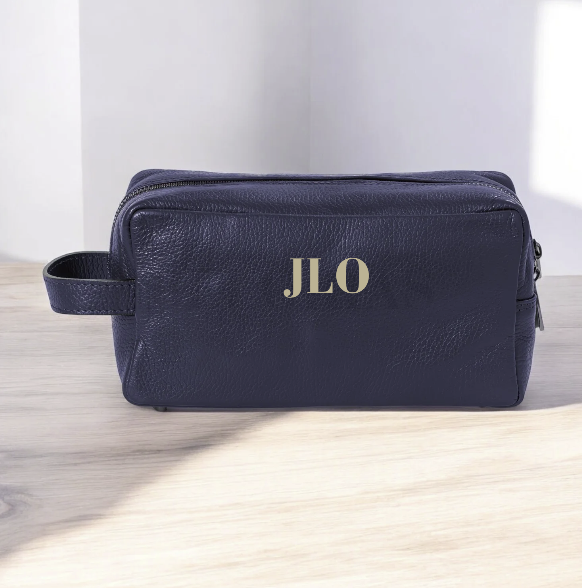 Neceser Otto personalizado en piel auténtica con bordado artesanal de iniciales.

