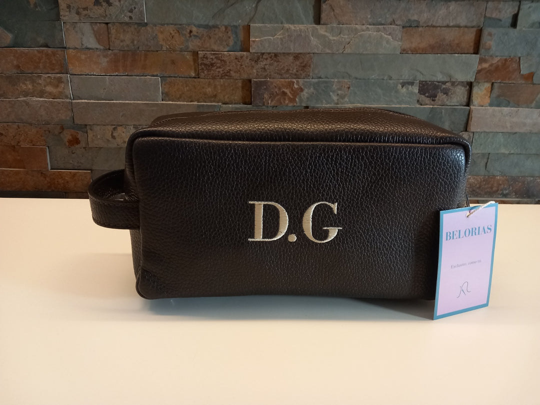 Neceser de piel Otto artesanalmente personalizado, perfecto como regalo especial.

