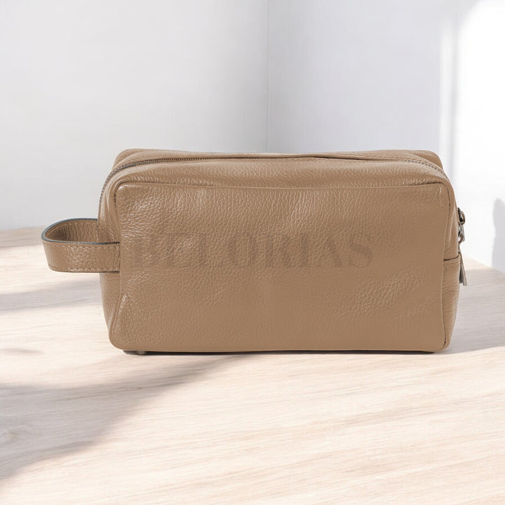 Perfecto para viajar: neceser Otto de piel bordado artesanalmente.

