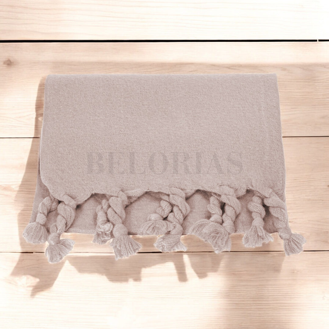 Foulard Vinci aportando color sobre ropa básica y tonos beige

