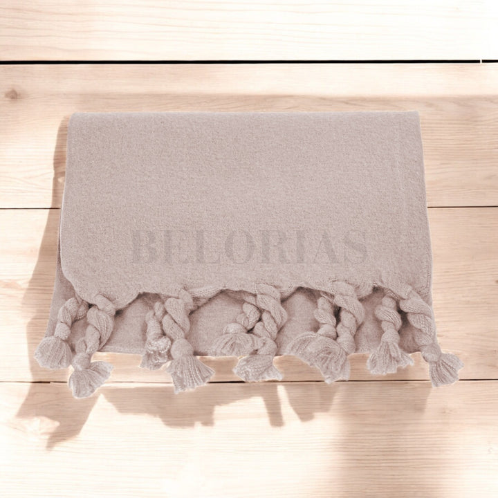 Foulard Vinci aportando color sobre ropa básica y tonos beige

