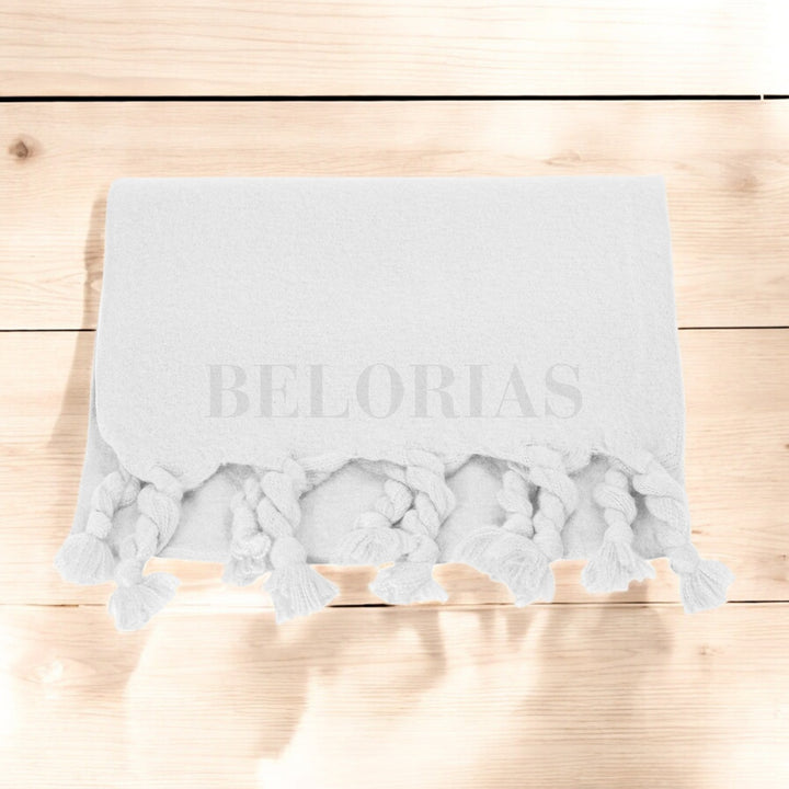 Detalle del foulard Vinci con tonos tierra y pinceladas abstractas

