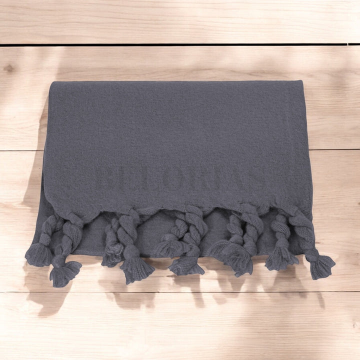 Modelo llevando el foulard Vinci atado al cuello, estilo casual chic

