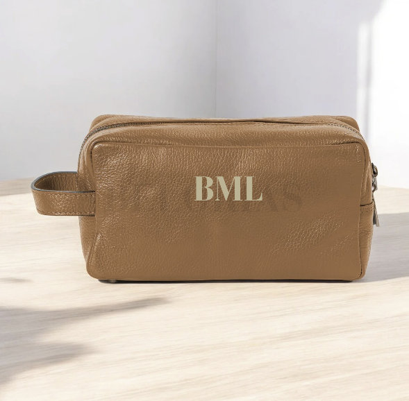 Neceser Otto ideal para regalar, hecho en piel y personalizable con iniciales bordadas.

