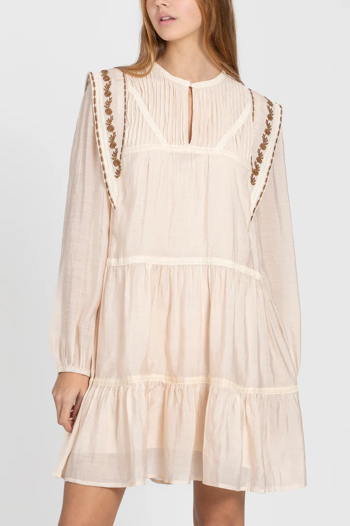 Vestido boho elegante de manga larga con tejido ligero