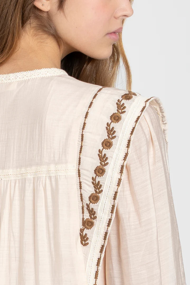 Vestido corto fluido para mujer con cuello redondo