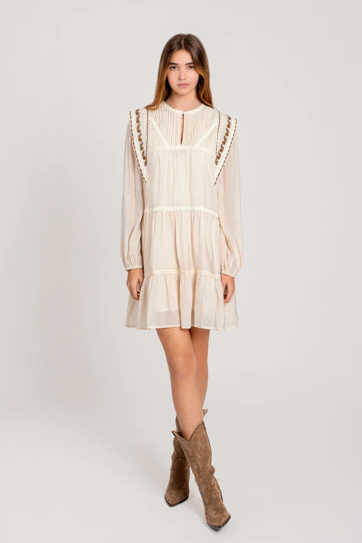 Vestido fluido beige para mujer con bordados y manga larga