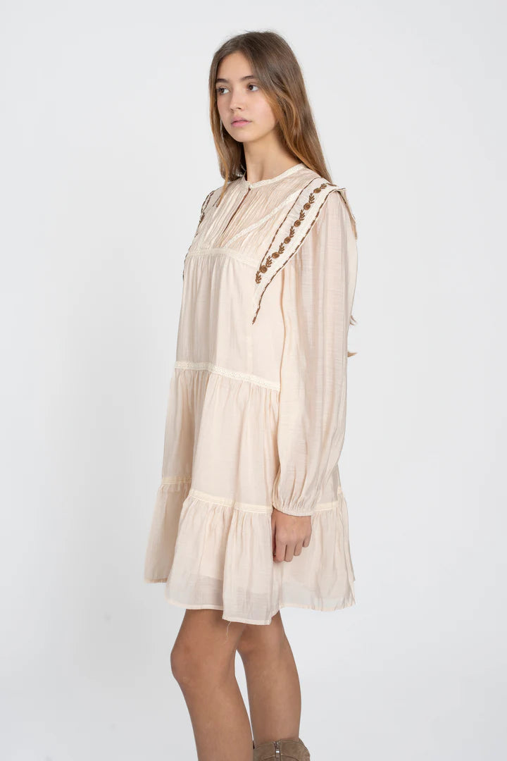 Vestido femenino con forro interior y caída fluida